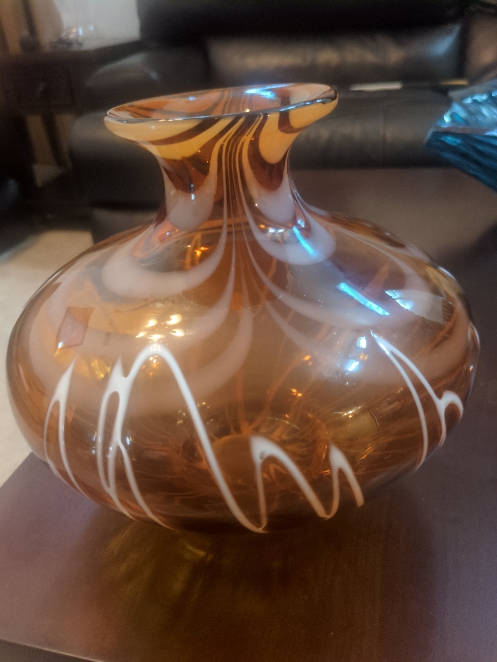 Vintage hand-blown glass vase With White Ribbon Swirl Pattern - Picture 3 of 7